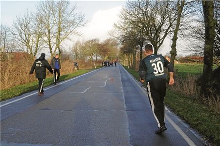 Die Boßler von „Waterkant“ Theener (Foto) haben ihr Ziel fest vor Augen: Sie kämpfen um den Aufstieg in die Landesliga. 