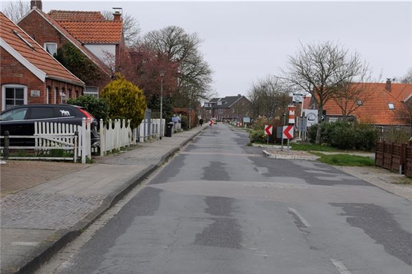 Die Dorfstraße in Neßmersiel soll attraktiver werden, doch wegen der Kostenübernahme gibt es Ärger.