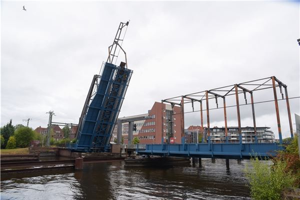 In Ostfriesland bremsen Politiker und Bürokraten wichtige Großprojekte aus - sagt die IHK Die Emder Klappbrücke über den Binnenhafen. Fällt sie aus (und das passiert immer wieder), sind das VW-Werk und der Borkum-Anleger vom Rest Deutschlands abgeschnitten.