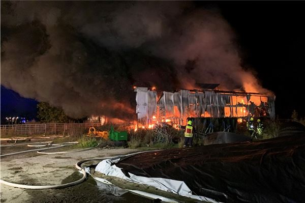 Brand auf Bauernhof in Wirdum verursacht 200000 Euro Schaden Die Feuerwehren aus dem Brookmerland waren mit 90 Mann und zwölf Löschfahrzeugen im Einsatz.