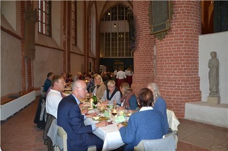 Die Gäste genießen den italienischen Abend in der Ludgerikirche. Foto: Verena Pfaff