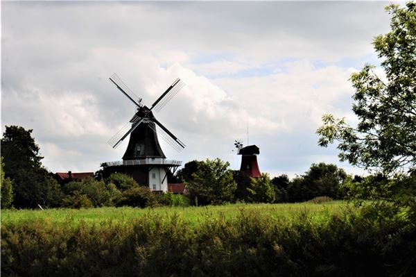 Die Greetsieler Zwillingsmühlen: Bald soll auch die rote Mühle wieder ihre Flügel tragen. Foto: Mirja Walther