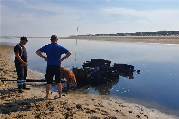 Kutsche steckt am Baltrumer Strand im Sand fest Die Kutsche steckte tief im Sand.