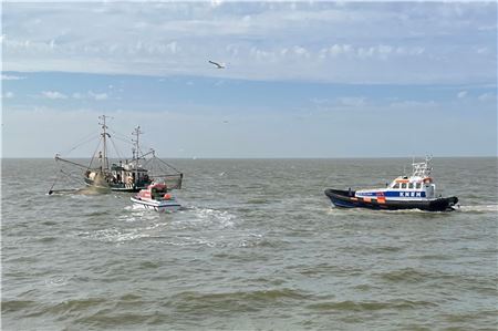 Die „Magellan“ auf dem Weg in den sicheren Hafen auf Borkum, begleitet vom Tochterboot eines DGzRS-Rettungskreuzers.
