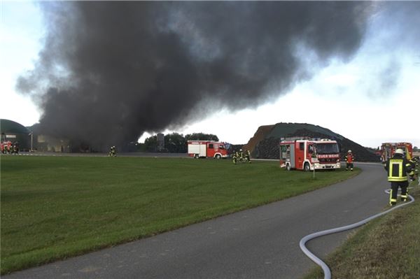 Die Maschinenhalle eines landwirtschaftlichen Betriebs ist gestern vollständig abgebrannt. Durch die links sichtbaren Biogas-Behälter bestand Explosionsgefahr. Die Feuerwehr konnte ein Übergreifen der Flammen verhindern.