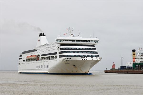Die MS Romantika legt zum ersten Mal im Emder Hafen an Die Norwegen-Fähre „MS Romantika“ hat am Donnerstagmorgen zum ersten Mal im Emder Hafen angelegt. Künftig wird sie dreimal die Woche die Strecke Emden-Kristiansand bedienen.
