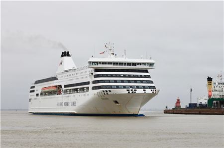 Die Norwegen-Fähre „MS Romantika“ hat am Donnerstagmorgen zum ersten Mal im Emder Hafen angelegt. Künftig wird sie dreimal die Woche die Strecke Emden-Kristiansand bedienen.