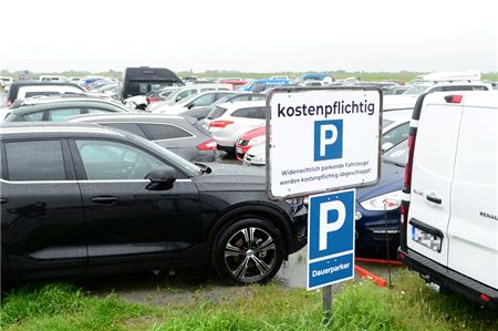 Die Parkplatzsituation am Hafen in Neßmersiel sorgte bereits im vergangenen Jahr immer wieder für Zündstoff. 