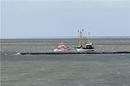 Die Seenotretter der Station Neuharlingersiel helfen einem festgekommenen Krabbenkutter vor Spiekeroog