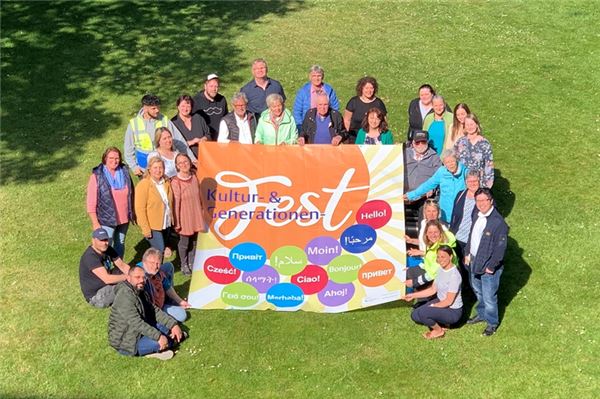 Viele Menschen wollen die Vielfalt miteinander gestalten Die Vertreter vieler teilnehmender Organisationen und Initiativen informierten über das Programm des kommenden Kultur- und Generationenfestes. Foto: Christian Walther