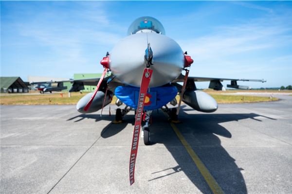 Ein Kampfjet der Nato. An der Spitze hängt ein Zettel mit der Aufschrift "Remove before flight"