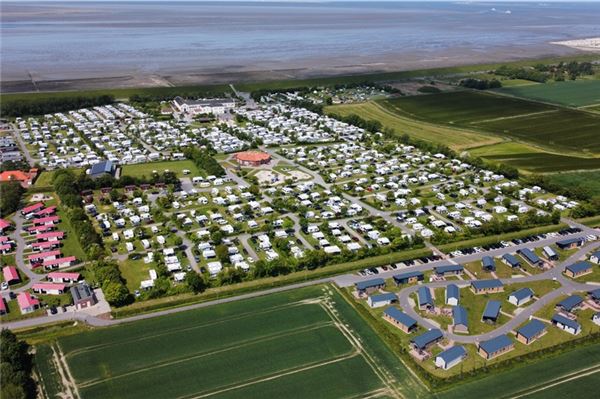 Direkt an der Küste wurde der erste Campingplatz mit rund 250 Stellplätzen errichtet. Seitdem hat sich das Nordsee-Camp kontinuierlich weiterentwickelt und erfreut sich heute großer Beliebtheit bei Urlaubern.