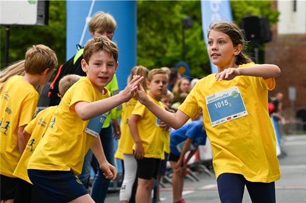 Dominierende Farbe. Die Grundschule Süderneuland gab in den gelben T-Shirts den Ton an. 60 Jungen und Mädchen gingen bei der Sommerstaffel an den Start. Fotos: Ute Bruns