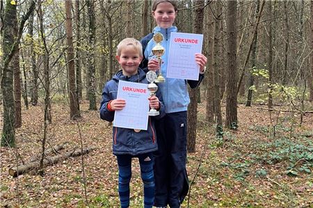 Doppelsieg. Dank der Tipps seiner Schwester Talea feierte der sechsjährige Tammo Pfluger beim Adventslauf der LG Uplengen einen erfolgreichen Einstand.