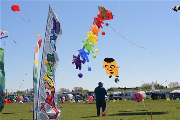 Bunte Drachen in Dornumersiel