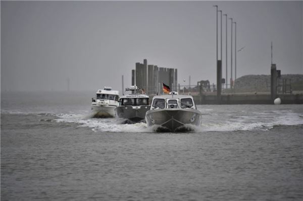Töwerland-Express-Reeder denkt größer Drei „Töwis“ beim Einlaufen in den Juister Hafen. Foto: Te-Reederei