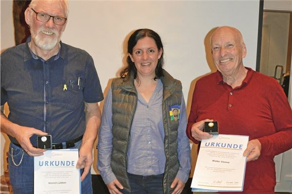 KSB Aurich mit positiven Signalen Ehrungen im Hauptausschuss des KSB Aurich. Die Vorsitzende Anne Thonicke zeichnete Walter Vienna (r.) mit der Goldenen Ehrennadel des LSB Niedersachsen aus. Die silberne Anstecknadel bekam Hinrich Lübben. Foto: Regine Hein