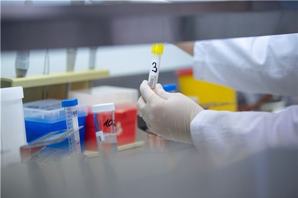 Corona: Fünfter Toter im Landkreis Ein Test für das neue Coronavirus.