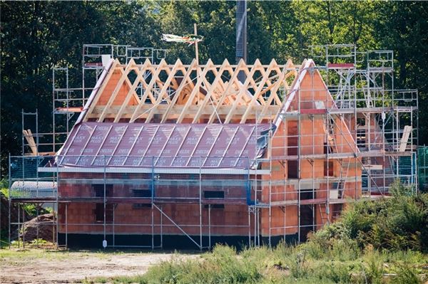 Bauland für Leybuchtpolder Ein Wohnhaus im Rohbau: Neubauten könnten in Lebuchtpolder vielleicht bald möglich sein.