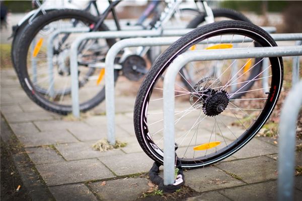 Ein zurückgelassenes Hinterrad von einem Fahrrad steht nach einem Fahrraddiebstahl an einem Fahrradständer