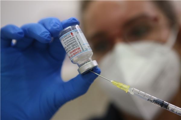 Eine Impfstoffdosis wird aufgezogen. Der Landkreis Aurich erwartet am Donnerstag ein zusätzliches Kontingent. Es gibt weitere Impftermine.