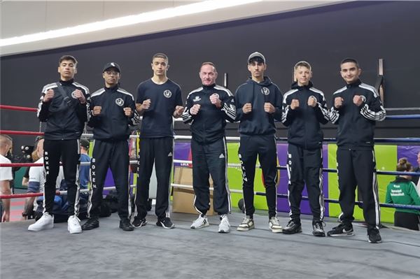 Eingerahmt. Trainer Michael Bochardt (Mitte) mit seinen Boxern Abdullah Al-Azzawi, Roy Grosch-Zamora, Mohamad El-Zein, Hazar Disli, Timo Lorenz und Ferat Kölge (von links). Foto: Privat