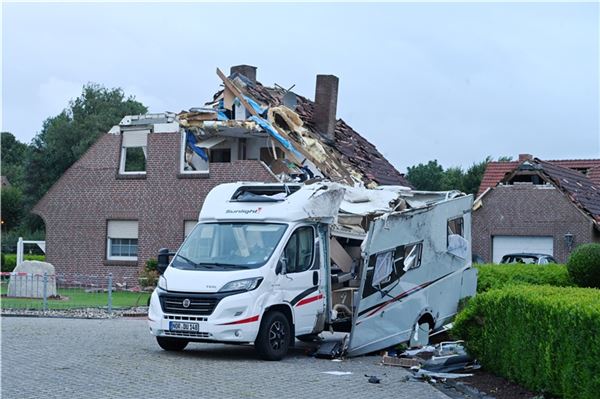 Windhose zieht Spur der Verwüstung durch Großheide Einige Häuser sind nach dem Sturm unbewohnbar.