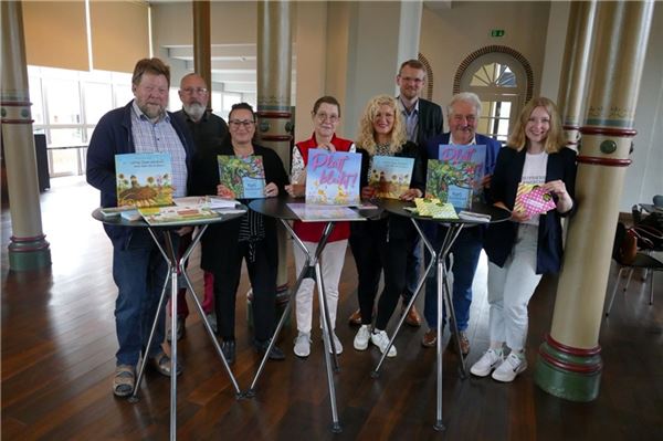 Plattdeutsch wachsen und gedeihen lassen im „Plattüütskmaant“ Engagiert für die plattdeutsche Sprache (von rechts): Grietje Kammler, Rico Mecklenburg und Dr. Matthias Stenger (Ostfriesische Landschaft), Elke Fresemann (Plattdeutschbeauftragte der Gemeinde Bunde) sowie Else Harms, Ute Meinert (Sparkassenstiftung), Edzard Harms (Stiftung für heimatkulturelle Jugendbildung) und Hans Freese (Oostfreeske Taal). Foto: Werner Jürgens