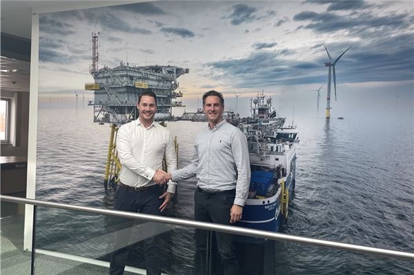 Windpark-Logistik von Emden aus Eröffneten gemeinsam das Projektbüro: Timo Siebahn (l.), Geschäftsführer der epas, und Dennis Bormann, Bauleiter bei Ørsted und verantwortlich für die Koordination der Offshore-Installationsarbeiten bei Borkum Riffgrund 3 und Gode Wind 3. Foto: Ørsted