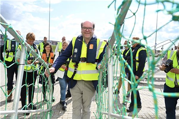 Es geht aufwärts: Christian Meyer, Umweltminister von Niedersachsen, läuft während seiner Sommerreise auf der Gangway des Schiffes «Farra Cliona».
