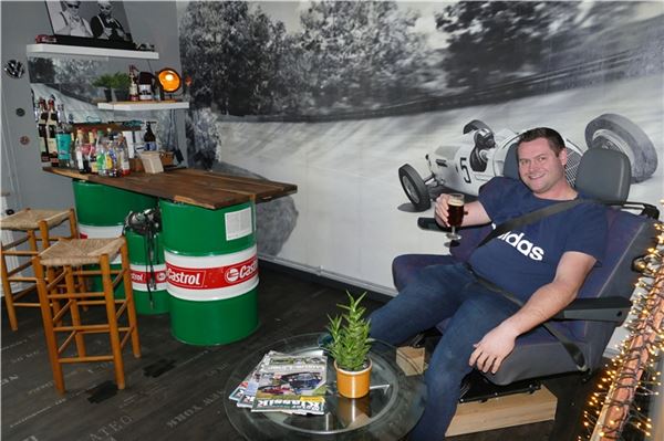 Es ist vollbracht: Frank Weber genießt sein wohlverdientes Feierabendbierchen in seinem neu gestalteten Party-Raum. Foto: Werner Jürgens