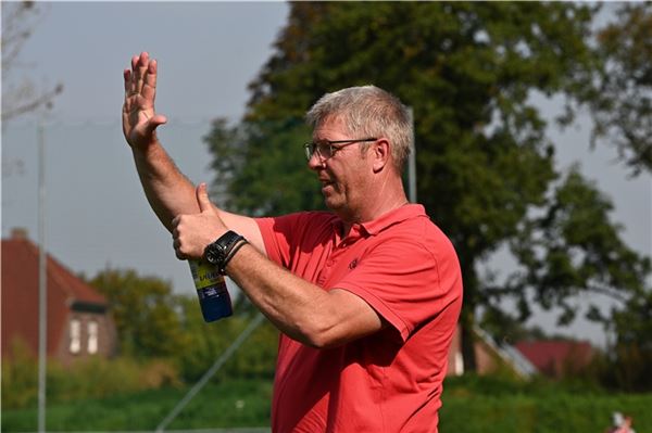 Es läuft wieder. Der neue Trainer Klaus Rumfeld feierte mit dem SV Leezdorf einen klaren Heimsieg. Foto: Ute Bruns