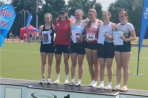 Trotz Titelverteidigung nicht ganz zufrieden Ganz oben auf dem Podest. Die Wirdumerin Heike Schwitters (3. von links) verteidigte zwar ihren Landestitel in der Altersklasse U 18, verpasste aber die angepeilte neue Bestweite.