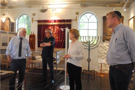 Georg Murra-Regner (ganz links) erzählt der Ministerin vom jüdischen Leben, das einst in Dornum zuhause war um von der Sanierung der Synagoge.Fotos: Marc Wenzel