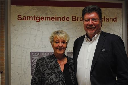 Gerhard Ihmels zeigte sich nach dem Wahlsieg gemeinsam mit seiner Lebensgefährtin Beate Kappher-Gruß (Bürgermeisterin Marienhafes) erleichtert. Fotos: Wenzel
