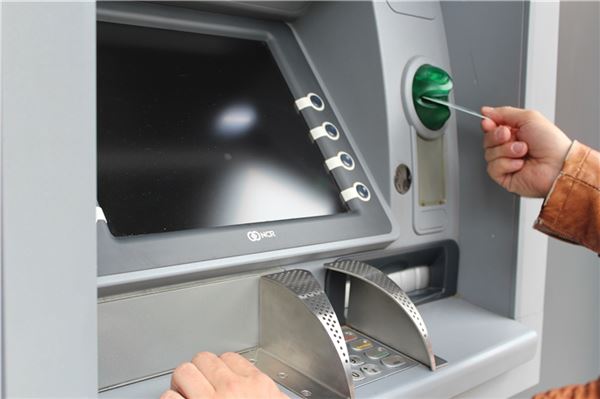 So zocken Betrüger gerade alte Menschen in Emden ab! Gibt man die EC-Karte samt PIN ab, liefert man sich den Dieben aus. Diese Erfahrung musste ein Ehepaar aus Emden jetzt machen.