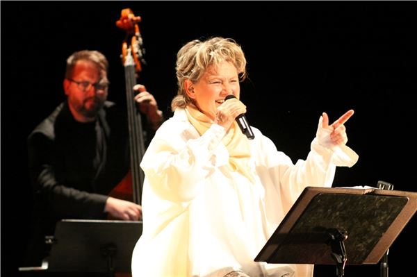 Gitte Haenning begeistert Norden Die fast 77-jährige Gitte Haenning und ihre Band begeisterten das Norder Publikum. Fotos: Johannes Müller