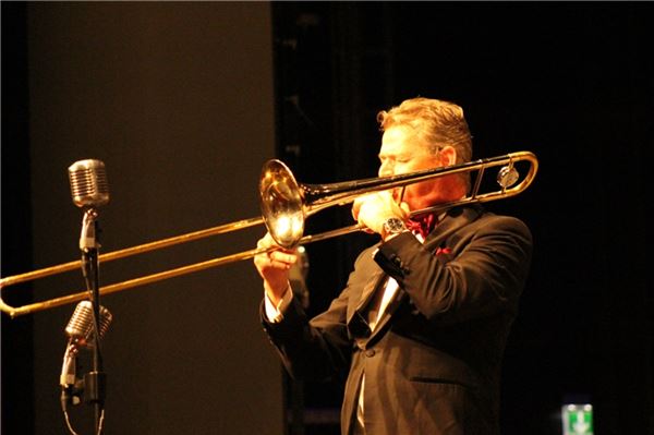Glenn Miller Orchestra am 10. September 2023 im Theater an der Blinke in Leer  F...