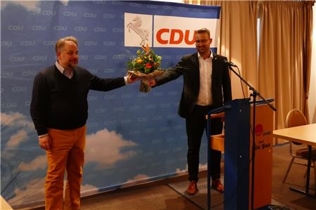 Glückwünsche vom Auricher CDU-Kreisvorsitzenden Sven Behrens: Sein Stellvertreter Dr. Joachim Kleen (links) bewirbt sich um das Direktmandat. Foto: Werner Jürgens