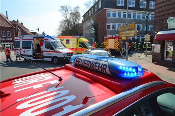 Gasleck: Norder Gymnasium geräumt Großaufgebot: Beim Großeinsatz arbeiteten gestern Feuerwehr, Rettungsdienst und Polizei Hand in Hand.