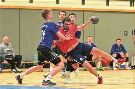 Härtetest. Zur ungewohnten Spielzeit am Sonntag empfängt TuRa um Kapitän Tido Poppinga (r.) Schwanewede. Foto: Ute Bruns