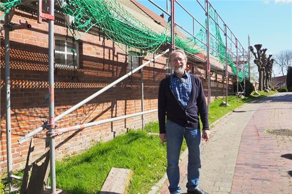 15 000 Ziegel für ein neues Dach - aber Photovoltaik ist verboten Holger Rodiek vor seinem Gulfhof in Freepsum. Das Dach musste dringen saniert werden, der Denkmalschutz entschied immer mit. Aber ein Abriss und Neubau kam für ihn trotzdem nicht in Frage.