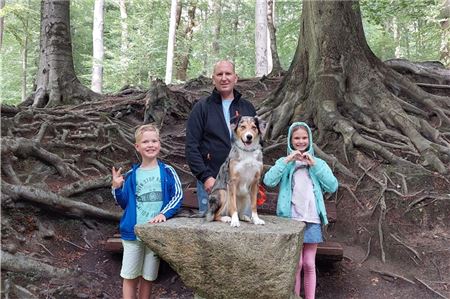 Holger mit seinen Kindern Silas (8) und Romy (10) sowie Hündin Emma.