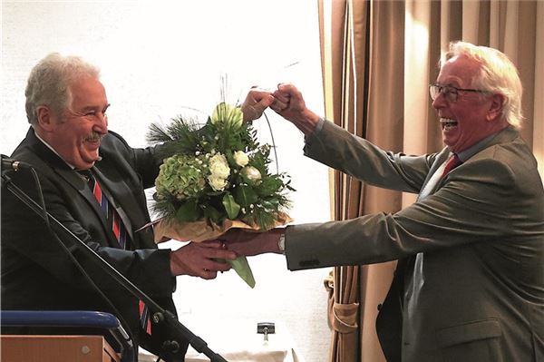 Im Amt bestätigt: Rico Mecklenburg wurde von der Landschaftsversammlung für weitere sechs Jahre zum Präsidenten gewählt. Stellvertreter Hilko Gerdes gratuliert.