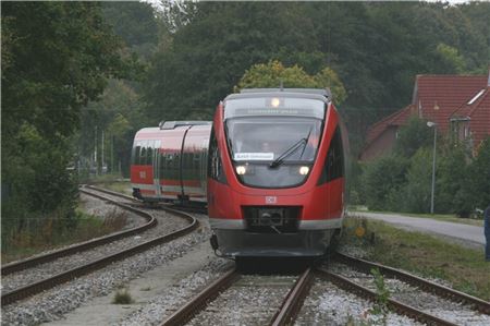 Im Jahr 2009 kam ein Personenzug der Deutschen Bahn im Rahmen einer Sonderfahrt nach Aurich. Der Landkreis will nun prüfen lassen, ob die Reaktivierung der Strecke für dauerhaften Personenverkehr machbar ist. Archivfoto: Christian Walther