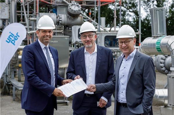 Land fördert Wasserstoff-Pilotprojekt Im Namen von Uniper Energy Storage nahmen Frank Holschumacher (Prokurist/Vice President Operational Performance Storages) (Mitte) und Johann Westerbuhr (Leiter Asset Group North) (rechts) den Förderbescheid von Niedersachsens Umweltminister Olaf Lies (links) entgegen