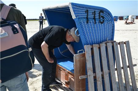 Im Rahmen seines Arbeitseinsatzes putzte Stephan Weil einen Strandkorb für zwei Urlauberinnen. Fotos: Marc Wenzel
