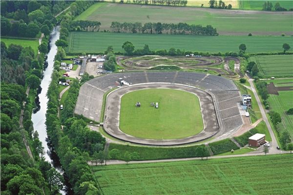 Oldtimer-Show im Motodrom am Wochenende Im Speedway-Stadion in Halbemond wird der Oldtimermarkt ausgerichtet.