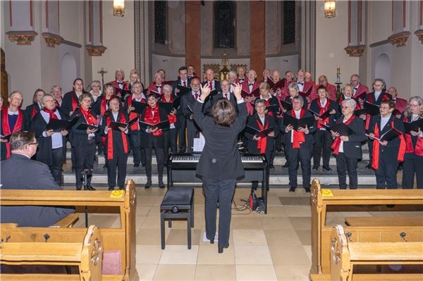 Immer zur Weihnachtszeit gibt es ein gemeinsames Konzert des Singvereins Norden mit dem Männergesangverein Norden, so wie hier am 11. Dezember 2022 in der St.-Ludgerus-Kirche.