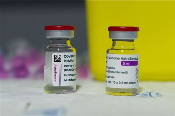 Impfstoff-Fläschchen des Herstellers Astrazeneca stehen auf einem Tisch.